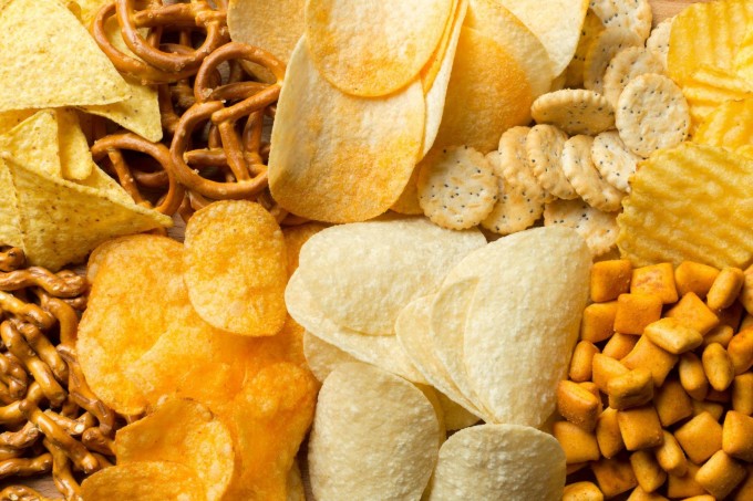Snack chứa muối, chất tạo ngọt... chỉ số đường huyết mức trung bình đến cao. Ảnh: Shutterstock