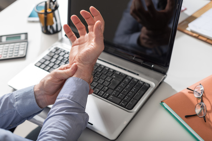Viêm khớp cổ tay thường gặp ở giới văn phòng. Ảnh: Shutterstock