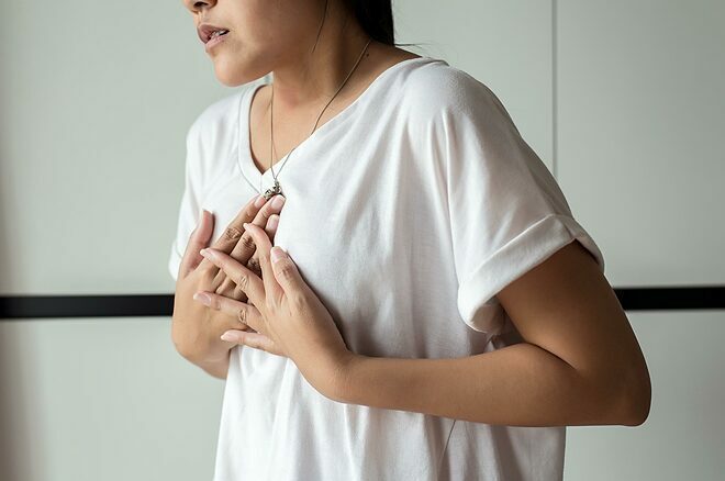 Đau ngực do khối u có thể lành tính hoặc ác tính, cần thăm khám sớm. Ảnh: Shutterstock