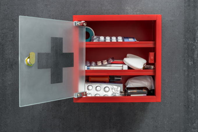 Mỗi gia đình có trẻ nhỏ cần trang bị tủ thuốc cần thiết. Ảnh Shutterstock