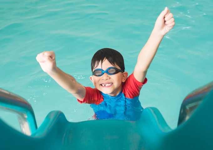 Bơi lội có thể là hoạt động giải trí cho trẻ tự kỷ. Ảnh: Freepik