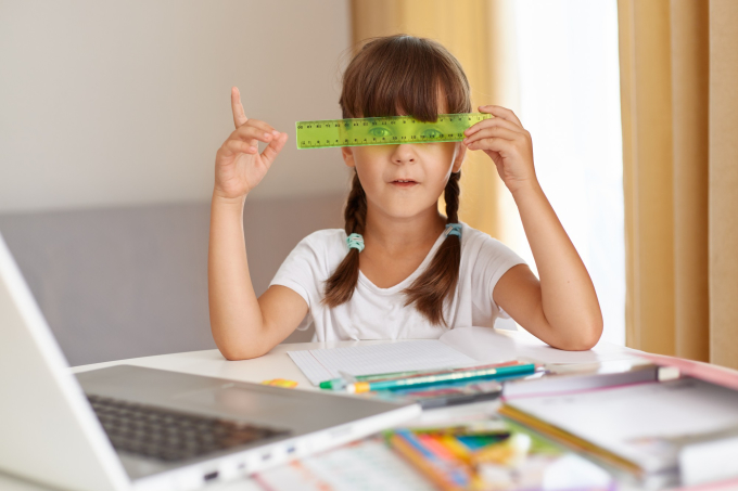 Trẻ bị nhược thị thường xuất hiện triệu chứng nhìn mờ hoặc nheo mắt. Ảnh: Freepik