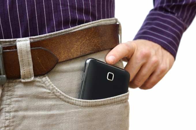 Để điện thoại, chìa khóa trong túi quần là thói quen có thể ảnh hưởng đến chất lượng tinh trùng. Ảnh: Shutterstock