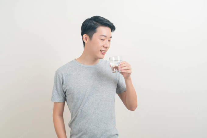 Uống đủ nước giúp giảm nguy cơ nhiễm trùng đường tiểu ở nam giới Ảnh: Freepik