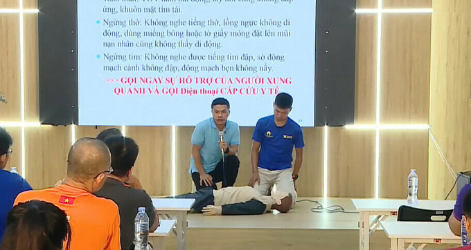 Bác sĩ Vũ Quang Hưng hướng dẫn sơ cứu trực quan tại buổi tranning y tế hôm 15/7. Ảnh chụp màn hình