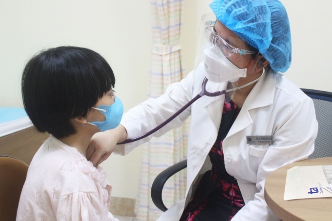Trẻ khám bệnh đường hô hấp tại BVĐK Tâm Anh TP HCM. Ảnh: Phong Lan