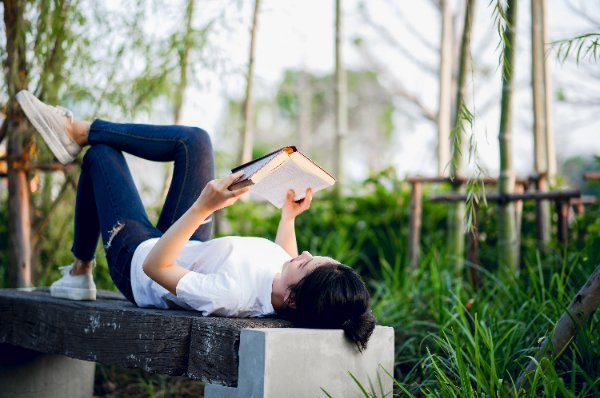 Đi du lịch và đọc sách có thể giảm triệu chứng hay quên. Ảnh: Shutterstock