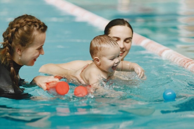 Học bơi từ sớm có thể tốt cho trẻ nhỏ. Ảnh: Freepik