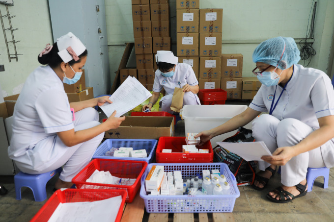 Nhân viên y tế Bệnh viện Chợ Rẫy (TP HCM) kiểm tra thuốc tại kho dược hôm 13/7. Ảnh: Quỳnh Trần