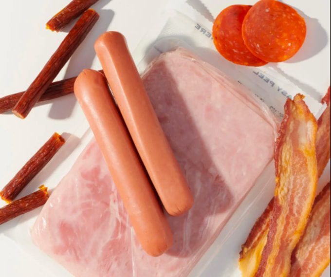 Các loại thịt chế biến sẵn bao gồm xúc xích, thịt xông khói. Ảnh: NY Times