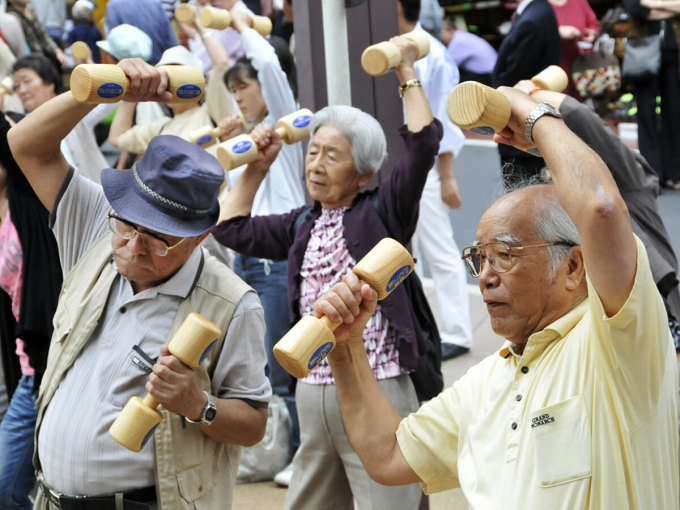 Người cao tuổi Nhật Bản tập thể dục trong một ngôi đền tại Tokyo. Ảnh: AFP
