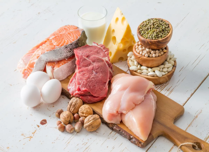 Thực phẩm giàu protein giúp tăng cường sức mạnh và ngăn ngừa mất xương ở người bị chấn thương thể thao. Ảnh: Shutterstock