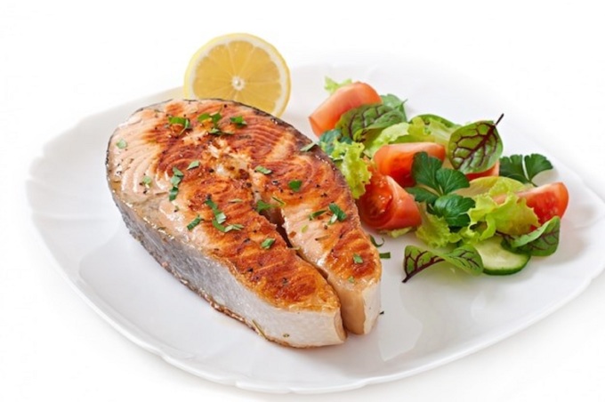 Cá hồi giàu axit béo, dễ tiêu hóa, tốt cho sức khỏe đường ruột. Ảnh: Freepik.