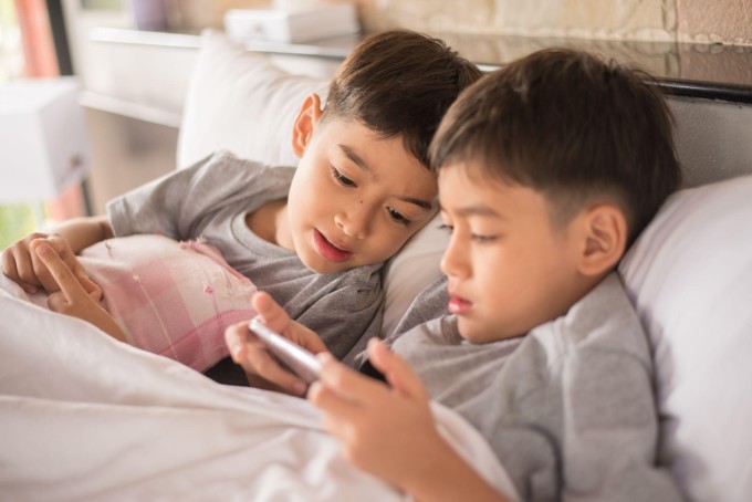 Lạm dụng các thiết bị điện tử, trẻ có nguy cơ mất ngủ, suy giảm trí nhớ. Ảnh: Shutterstock