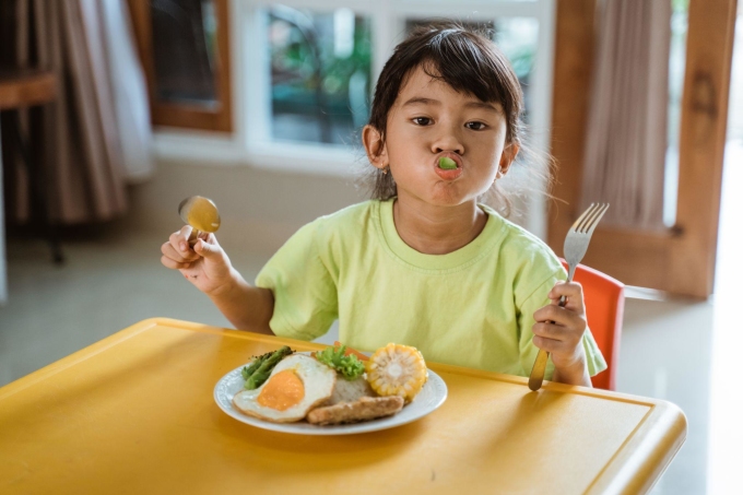 Trẻ nên ăn sáng đầy đủ, ưu tiên protein, chất xơ... sẽ giúp giảm cân. Ảnh: Shutterstock