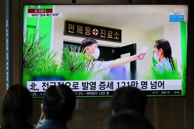 Người dân Triều Tiên theo dõi tin tức về tình hình Covid-19 tại Hàn Quốc, ngày 17/5. Ảnh: Reuters