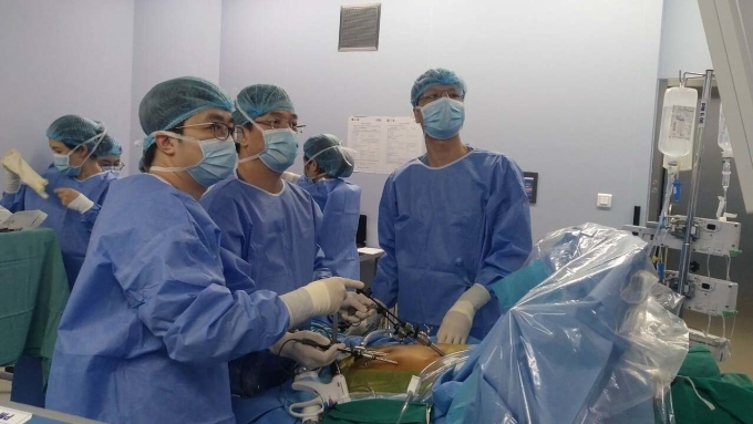 Các bác sĩ Bệnh viện 108 thực hiện một ca phẫu thuật nội soi lấy mảnh ghép gan để ghép. Ảnh: Bệnh viện cung cấp
