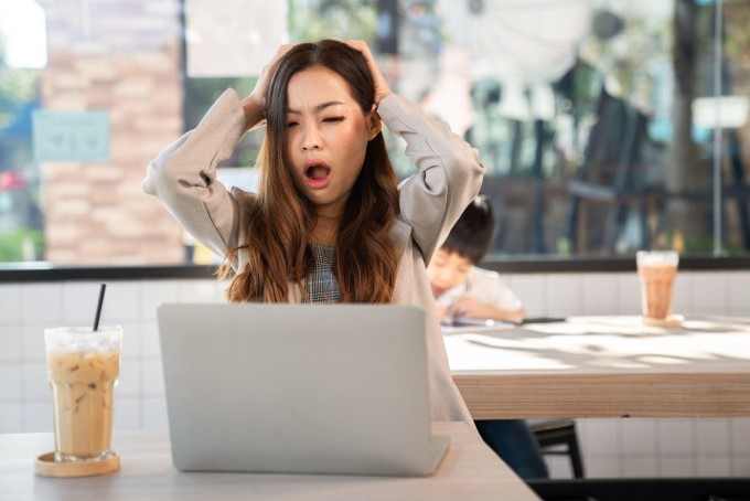 Đau đầu khiến một số người khó làm việc và uống cà phê để tỉnh táo hơn. Ảnh: Shutterstock