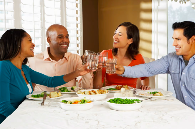 Các chuyên gia cho biết có thể uống một cốc nước trong mỗi bữa ăn. Ảnh: Shutterstock